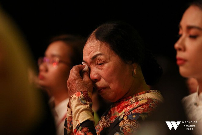 Bé Bôm khoác vai Công Phượng và những hình ảnh cảm động nhất đêm Gala WeChoice Awards 2017